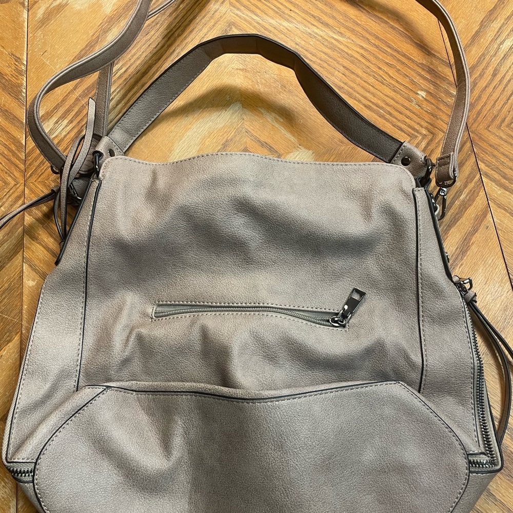 Sleek Gray Shoulder Bag with Adjustable Straps
